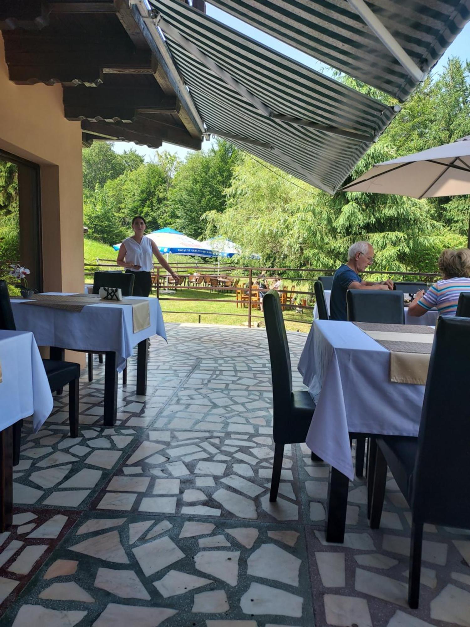 Pensiunea La Taverna Trăisteni Exteriör bild