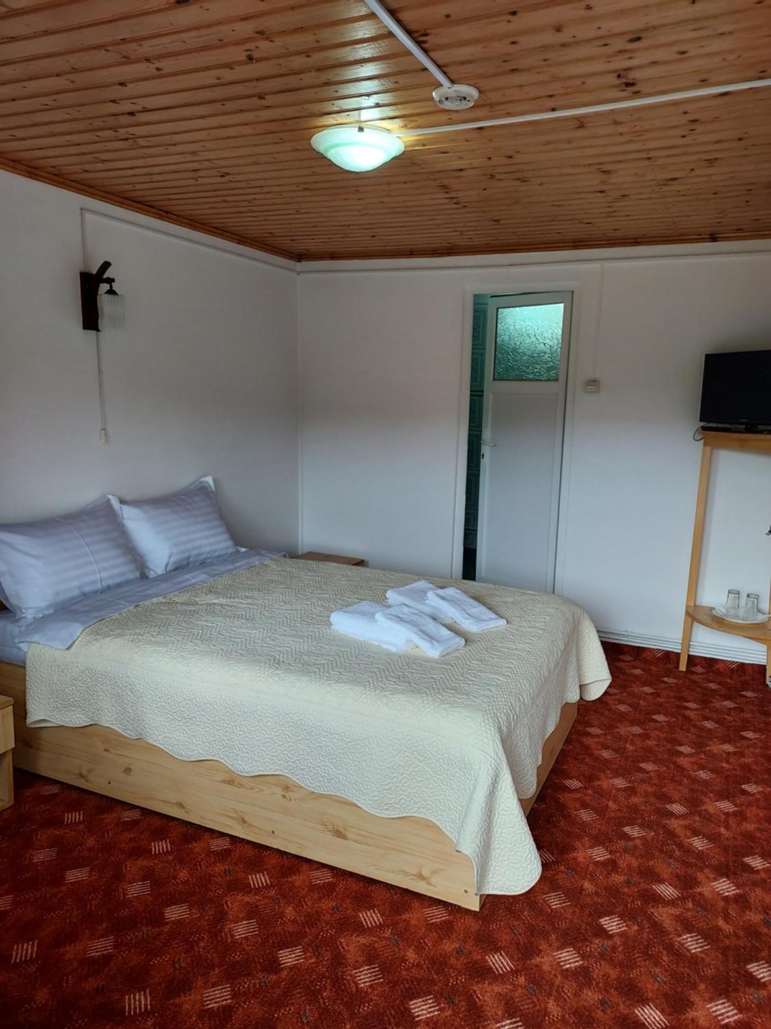 Pensiunea La Taverna Trăisteni Exteriör bild