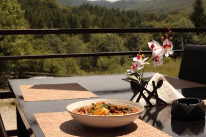 Pensiunea La Taverna Trăisteni Exteriör bild