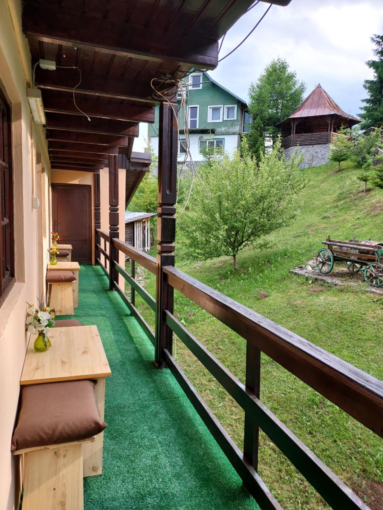 Pensiunea La Taverna Trăisteni Exteriör bild