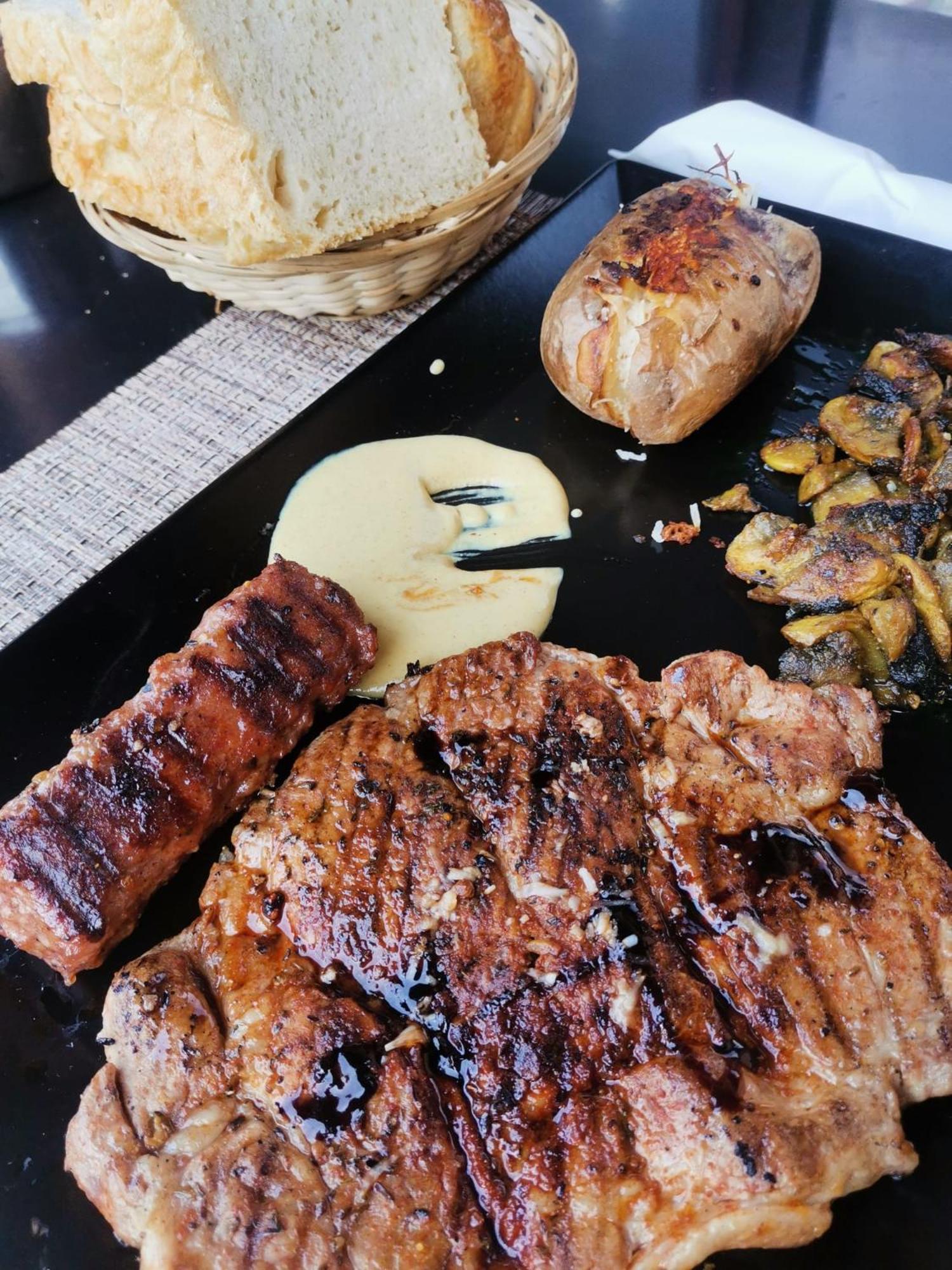 Pensiunea La Taverna Trăisteni Exteriör bild