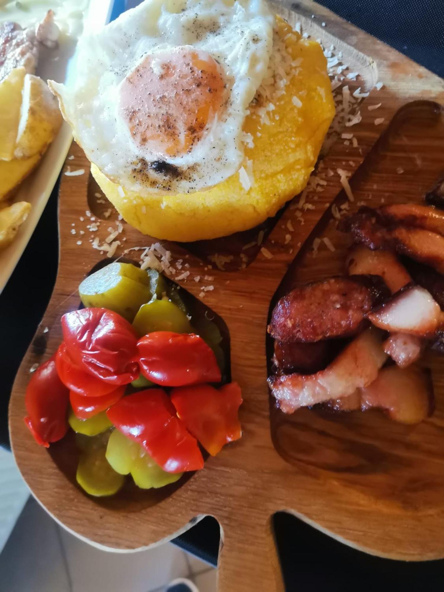 Pensiunea La Taverna Trăisteni Exteriör bild