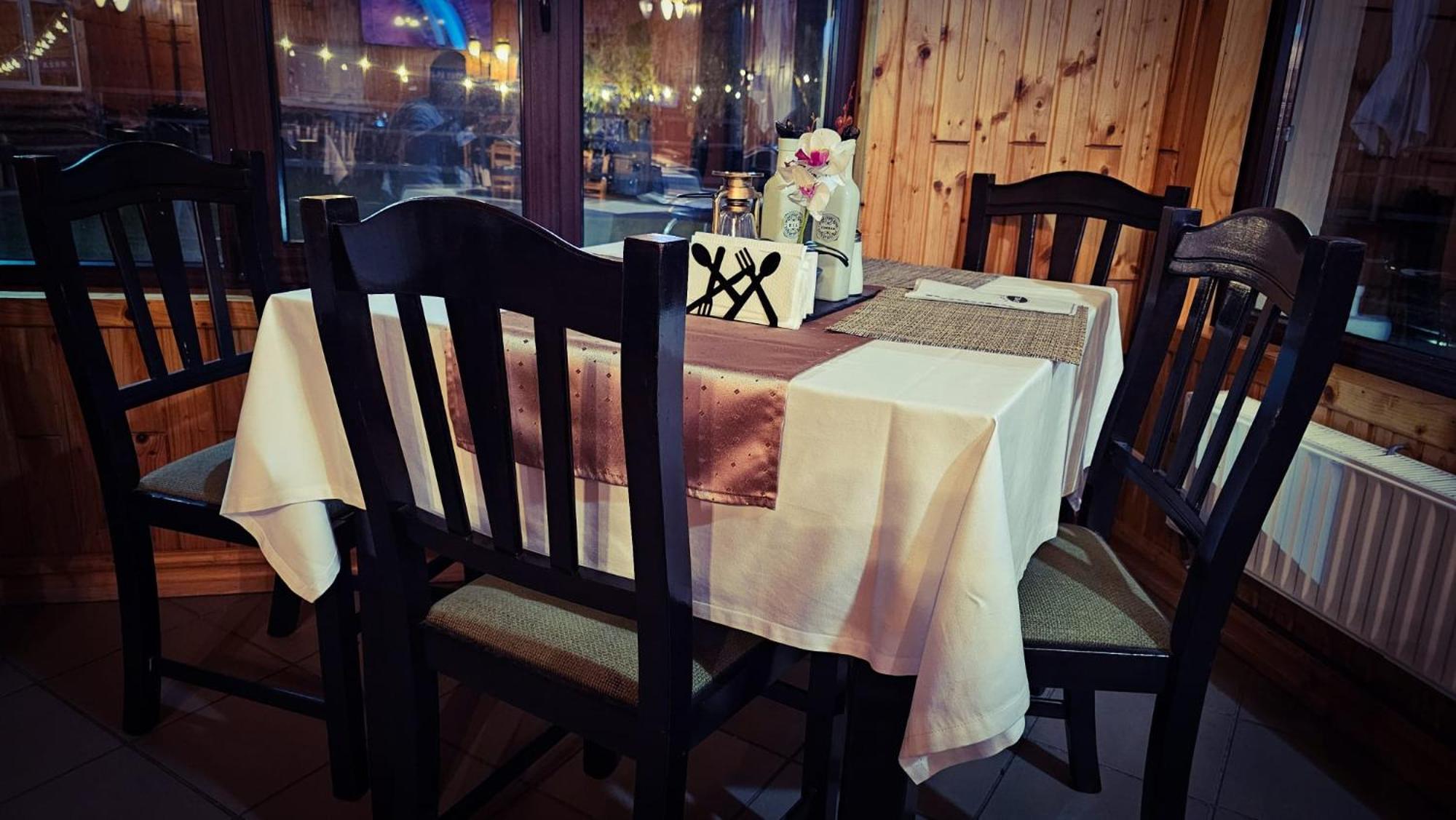 Pensiunea La Taverna Trăisteni Exteriör bild