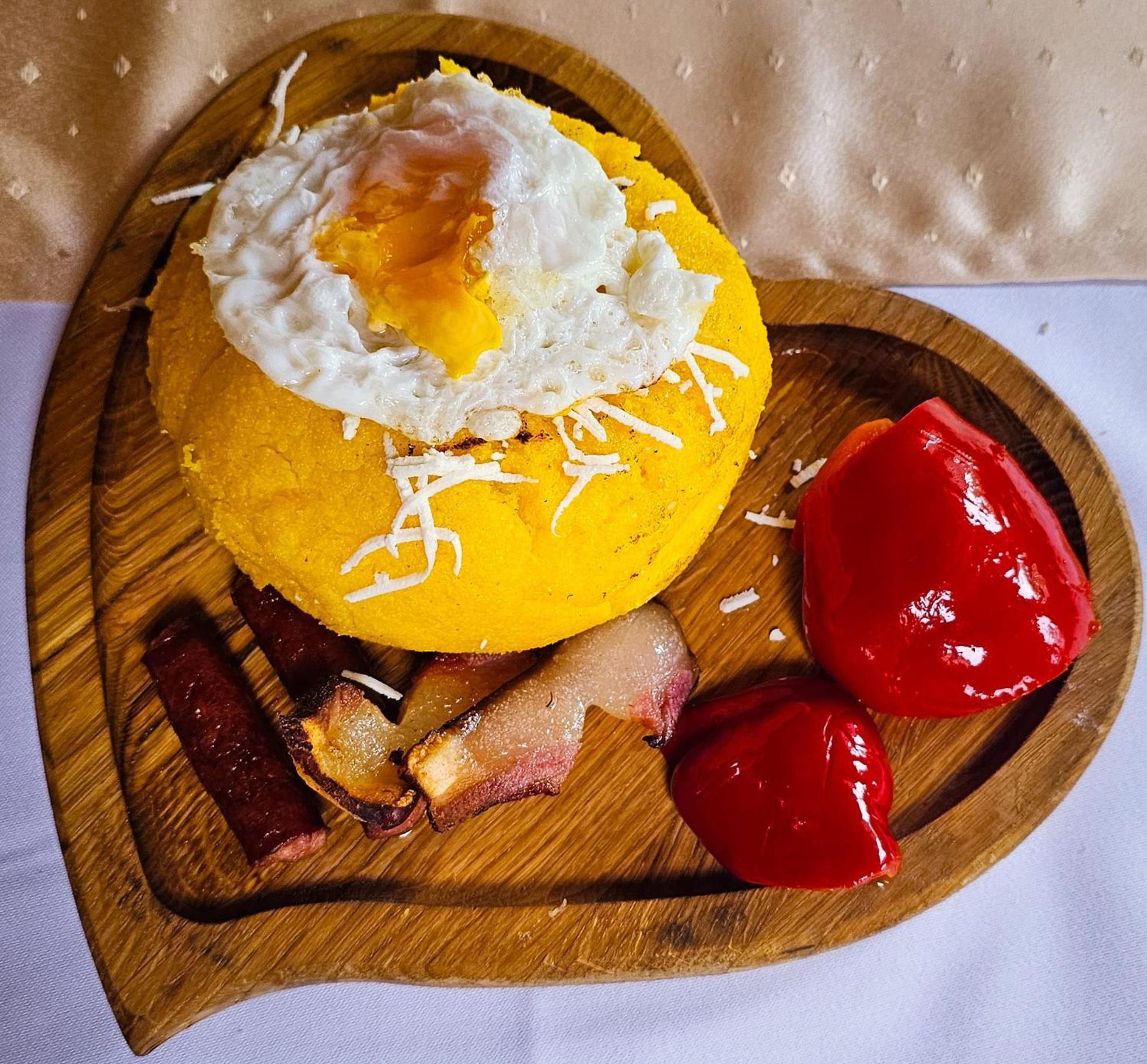 Pensiunea La Taverna Trăisteni Exteriör bild